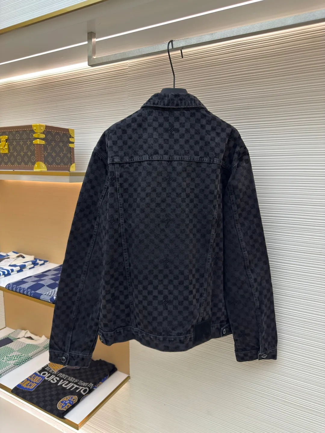 LOUIS VUITTON SS25 plaid gradient flocking denim jacket ●Authentic product: Purchased and developed at 26600 ●Item number: 1680024-C15 ●Fabric: twill cotton denim fabric ●Technology: Washing process ●Version: Fitted version ●Size: 46-48-50-52 ●Weight: about 930g ●Description: Made of 100% pure cotton washed vintage denim. The fabric has been specially treated to present a natural aged effect. The entire trousers are covered with Der check flocking patterns of different shades, subtly integrating the brand's iconic checkerboard elements into the design. The waistband is decorated with pearlescent buttons and metal rivets for decorative details, highlighting exquisite craftsmanship. The classic five-pocket tailoring design not only retains the practical function of traditional denim pants, but also gives it a modern and fashionable silhouette. The overall wiring is straight and delicate, the fabric is comfortable and soft, and the color is consistent without color difference. It can be matched with the same style to create a fashionable look and control various occasions. Customized accessories, complete with three standards, same style for men and women!